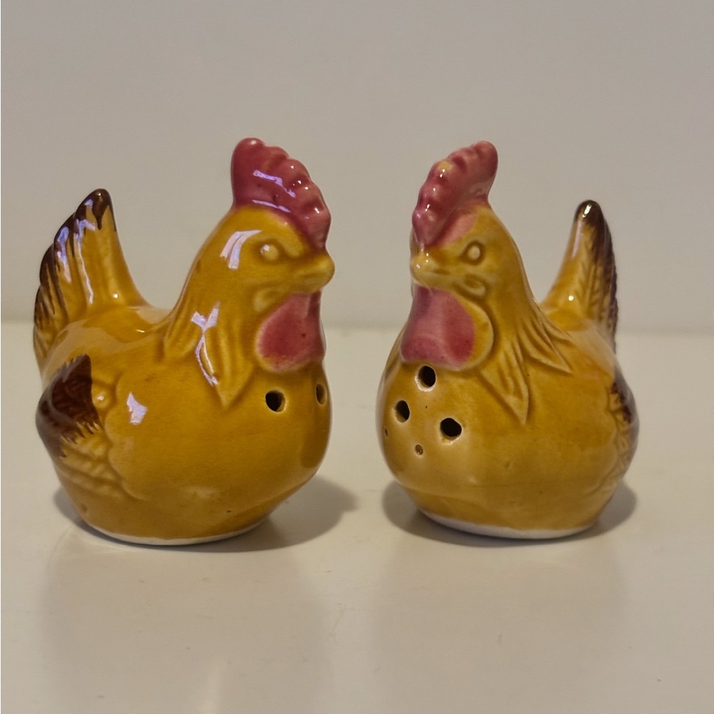 Roosters Salt & Pepper Shakers. Chipped.